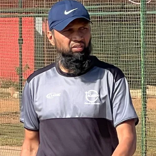 Coach at the pace and spin bowling clinic